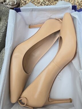NEW Stuart Weitzman Heels In Box With Dustbag Rare With Bows In Back